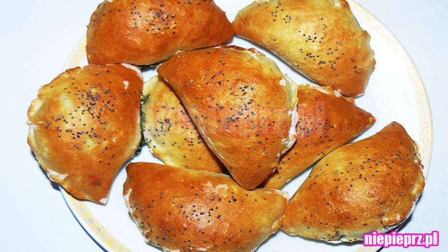 Pierogi drożdżowe ze szpinakiem