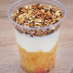 Jogurt naturalny z gruszką i prażonymi płatkami owsianymi
