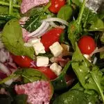 Sałatka – szpinak, salami, feta